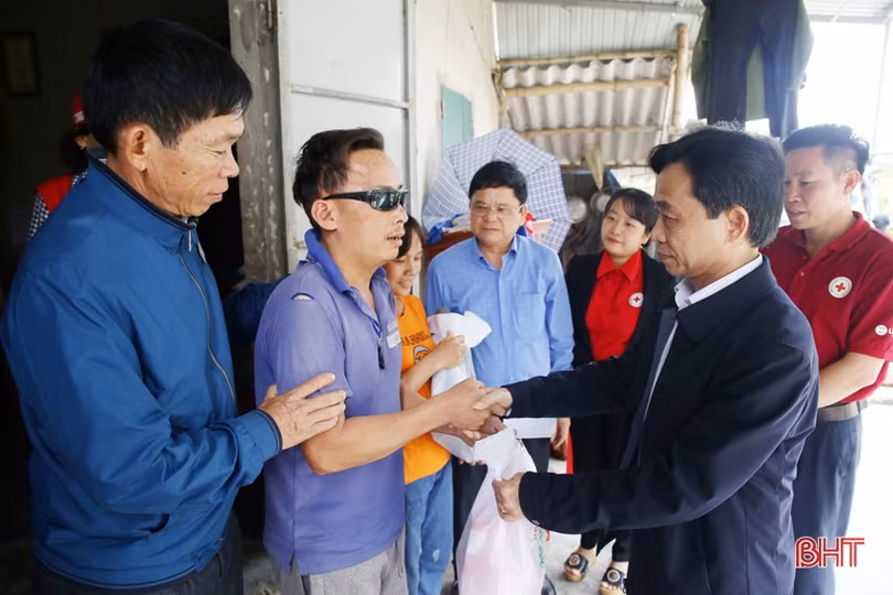 Phó Bí thư Tỉnh ủy Hà Tĩnh thăm hỏi, tặng quà người dân huyện Thạch Hà, Cẩm Xuyên