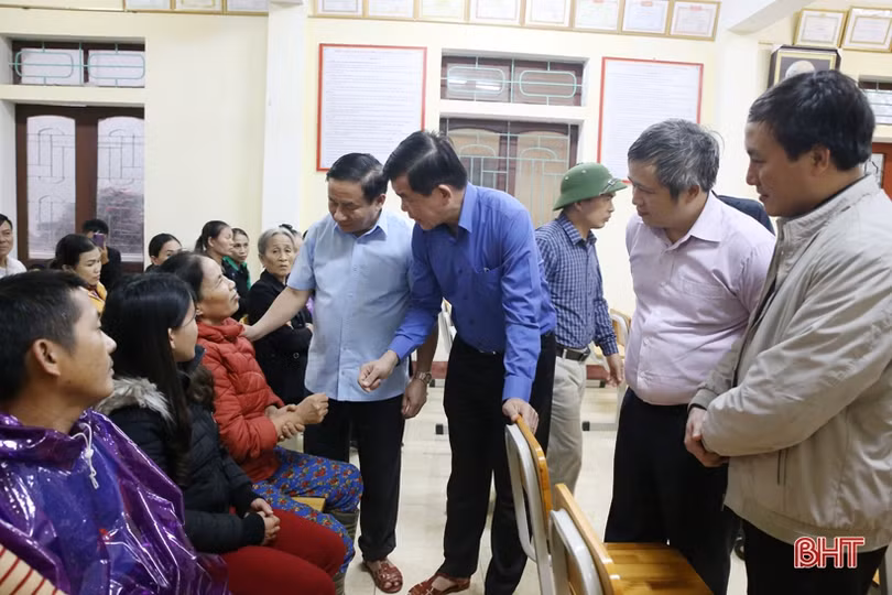 Phó Trưởng ban Dân vận Trung ương trao hỗ trợ, thăm hỏi đồng bào vùng lũ Hà Tĩnh
