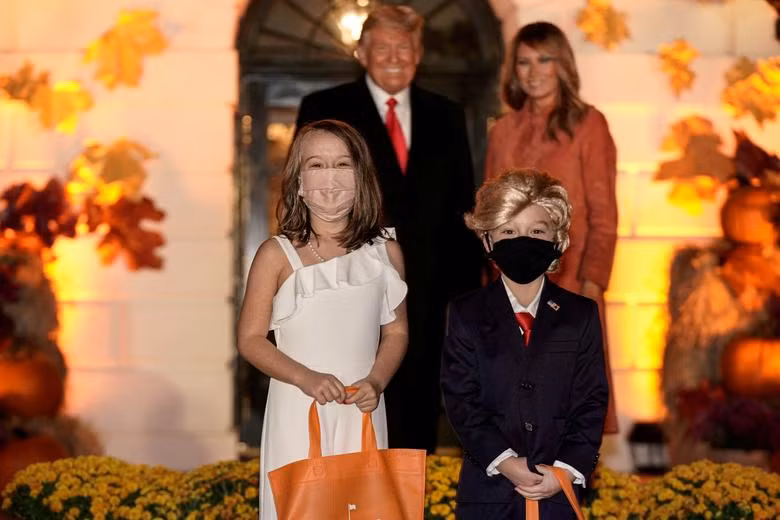Ông Trump dự tiệc Halloween cùng trẻ em tại Nhà Trắng