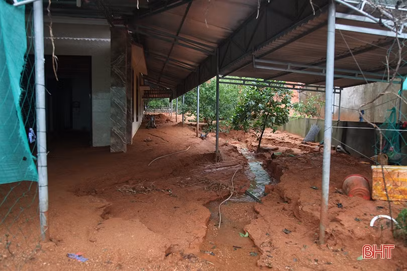 Rà soát hộ dân sống dưới chân núi, sẵn sàng sơ tán khi mưa lớn kéo dài