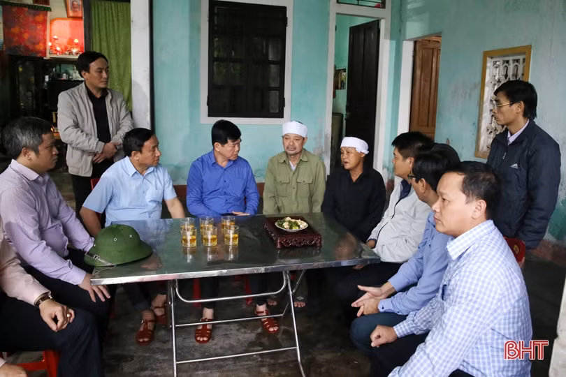 Phó Trưởng ban Dân vận Trung ương trao hỗ trợ, thăm hỏi đồng bào vùng lũ Hà Tĩnh