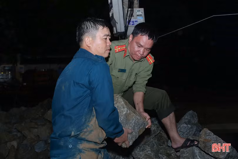Cứu người trong lũ dữ - mệnh lệnh từ trái tim người chiến sỹ công an
