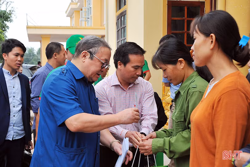 Chủ tịch Hội Nông dân Việt Nam thăm hỏi, trao quà cho người dân vùng lũ Cẩm Xuyên