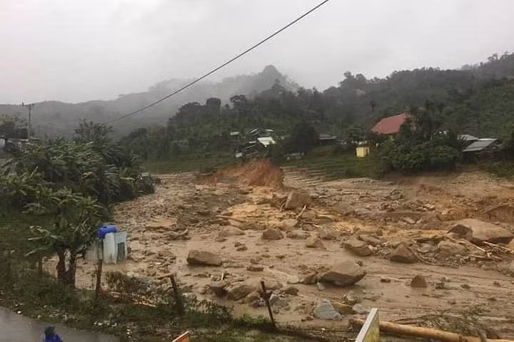 Thêm một vụ lở đất ở Quảng Nam, 11 người bị vùi lấp