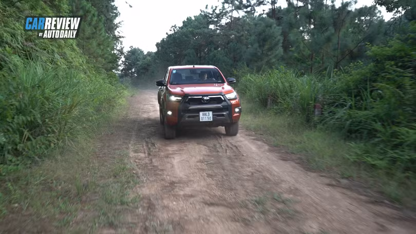 Toyota Hilux 2020: Cá tính hơn, tiện nghi hơn, thách thức Ford Ranger