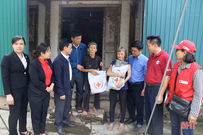 Phó Bí thư Tỉnh ủy Hà Tĩnh thăm hỏi, tặng quà người dân huyện Thạch Hà, Cẩm Xuyên