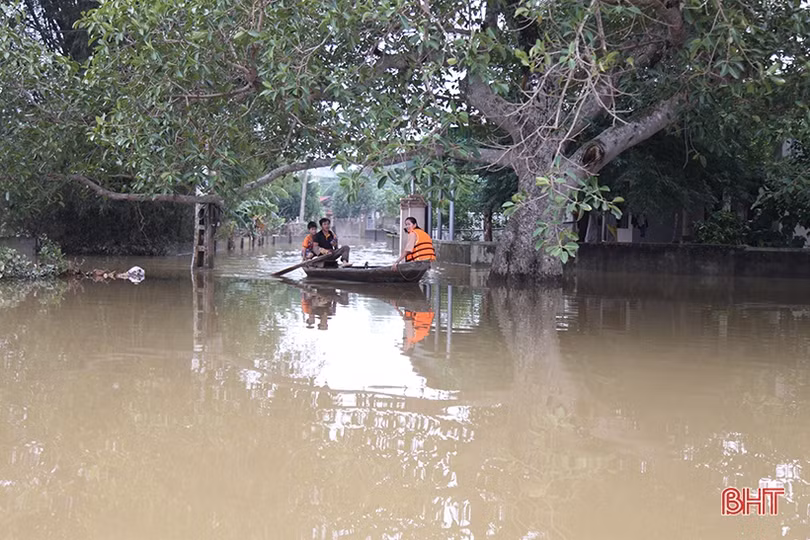 Sáng nay, nhiều khu dân cư ở Can Lộc vẫn bị nước bủa vây