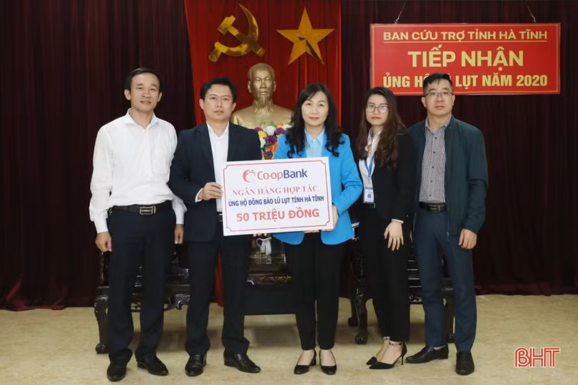 Bộ Tư pháp, các doanh nghiệp chia sẻ khó khăn với bà con vùng lũ Hà Tĩnh