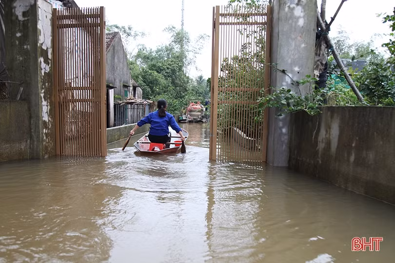 Sáng nay, nhiều khu dân cư ở Can Lộc vẫn bị nước bủa vây