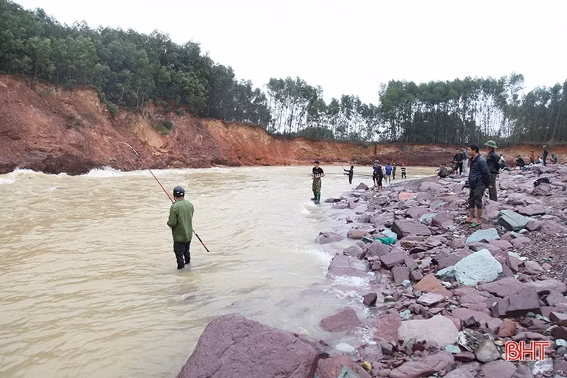 Liều mình bắt cá giữa dòng nước cuồn cuộn khi hồ Kẻ Gỗ xả lũ