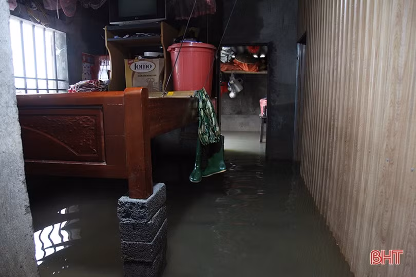 Sáng nay, nhiều khu dân cư ở Can Lộc vẫn bị nước bủa vây