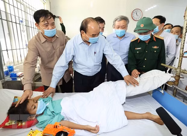 Thủ tướng Nguyễn Xuân Phúc thị sát việc khắc phục hậu quả bão số 9