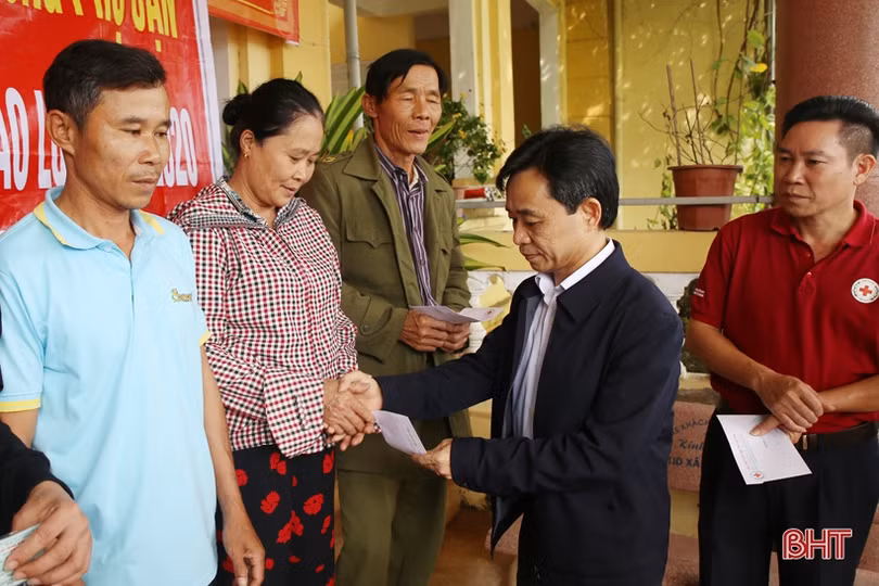 Phó Bí thư Tỉnh ủy Hà Tĩnh thăm hỏi, tặng quà người dân huyện Thạch Hà, Cẩm Xuyên
