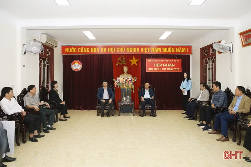 Bộ Tư pháp, các doanh nghiệp chia sẻ khó khăn với bà con vùng lũ Hà Tĩnh