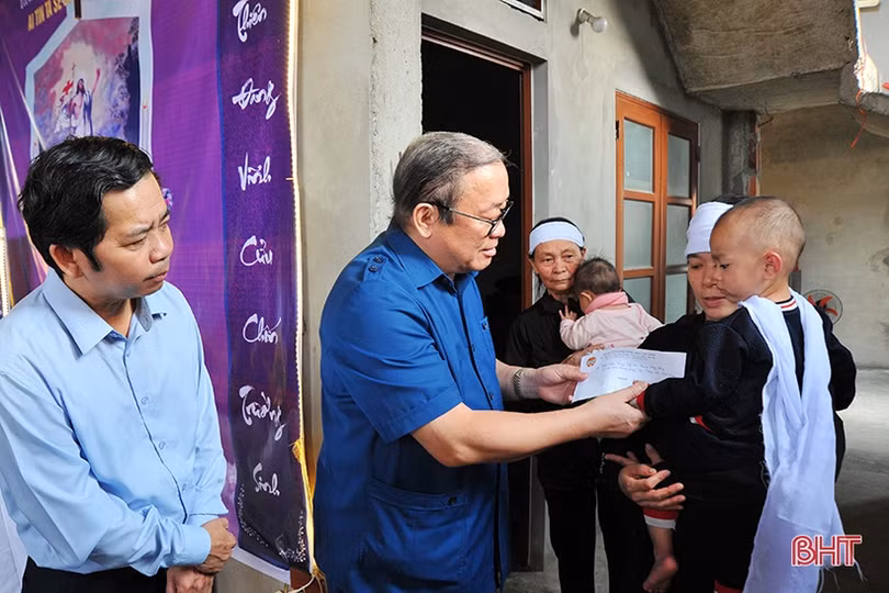 Chủ tịch Hội Nông dân Việt Nam, Đoàn ĐBQH Hà Tĩnh thăm hỏi thân nhân liệt sỹ hy sinh ở Quảng Trị
