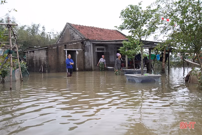 Sáng nay, nhiều khu dân cư ở Can Lộc vẫn bị nước bủa vây