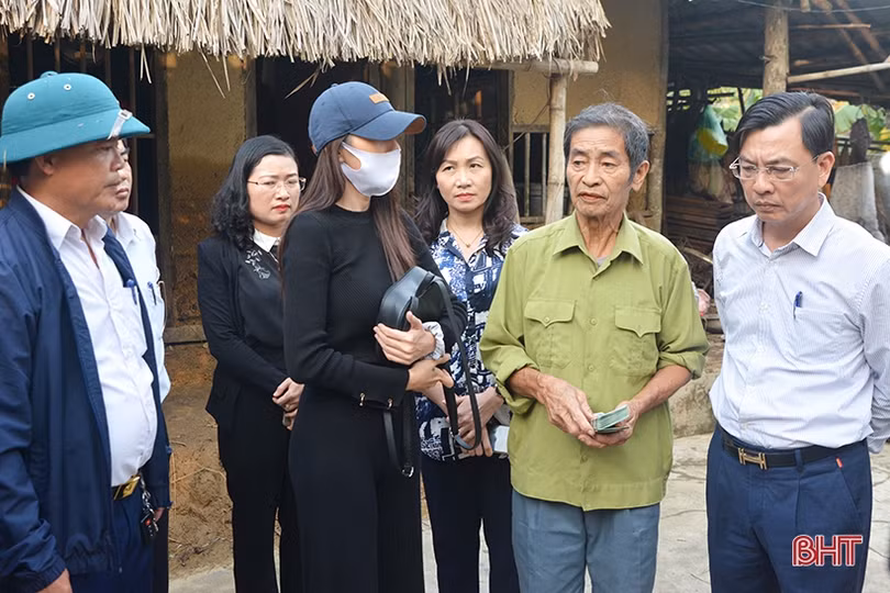 Vợ chồng ca sỹ Thủy Tiên trao quà cho người dân vùng lũ Hà Tĩnh