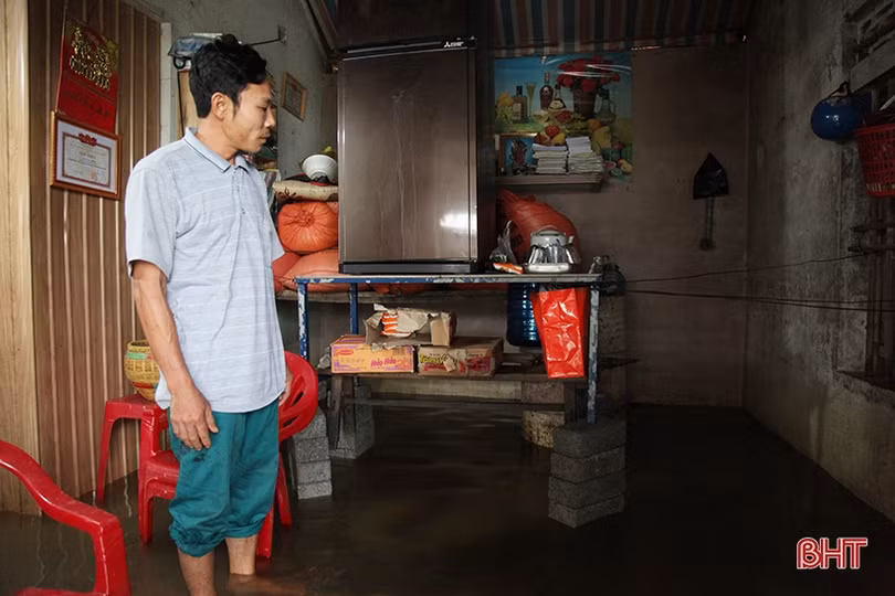 Sáng nay, nhiều khu dân cư ở Can Lộc vẫn bị nước bủa vây