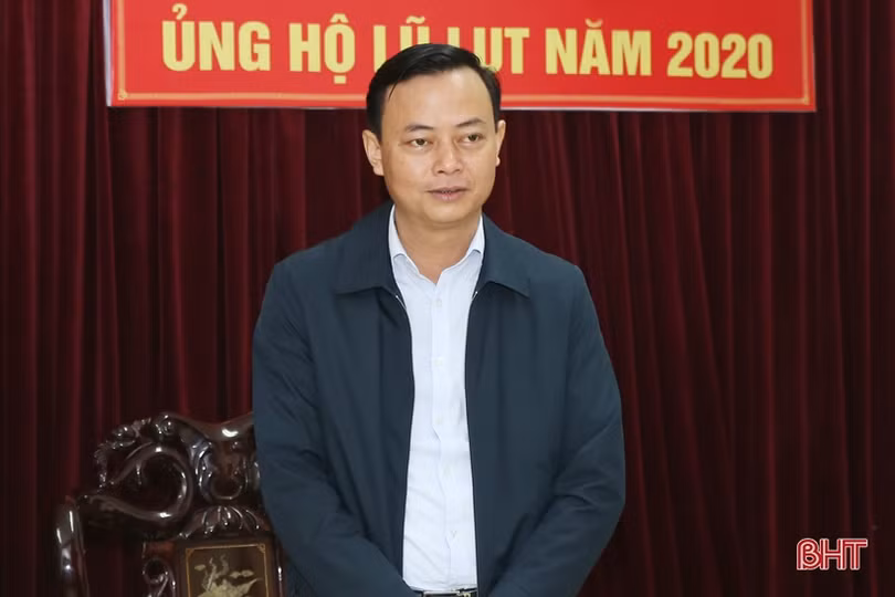 Bộ Tư pháp, các doanh nghiệp chia sẻ khó khăn với bà con vùng lũ Hà Tĩnh