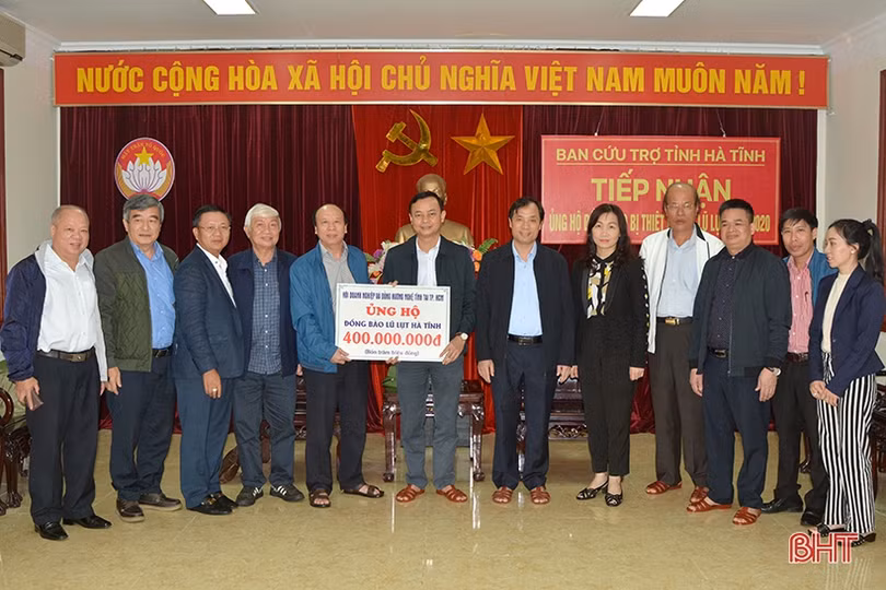 Gia đình nguyên Chủ tịch nước Trương Tấn Sang ủng hộ đồng bào vùng lũ Hà Tĩnh 