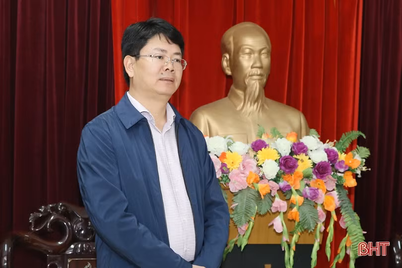Bộ Tư pháp, các doanh nghiệp chia sẻ khó khăn với bà con vùng lũ Hà Tĩnh