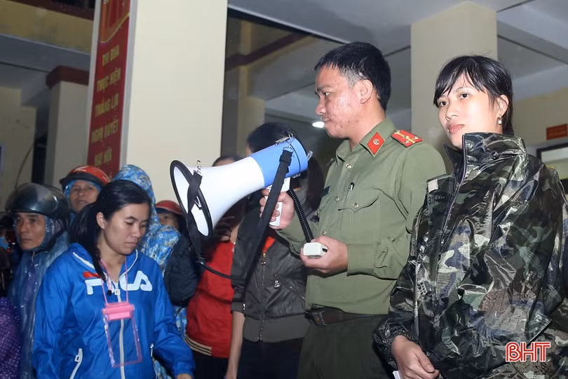 Cứu người trong lũ dữ - mệnh lệnh từ trái tim người chiến sỹ công an