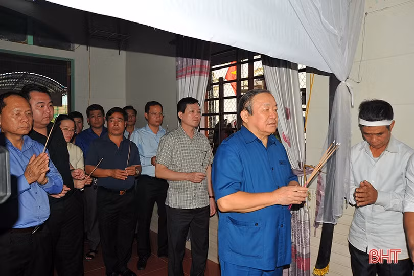 Chủ tịch Hội Nông dân Việt Nam, Đoàn ĐBQH Hà Tĩnh thăm hỏi thân nhân liệt sỹ hy sinh ở Quảng Trị