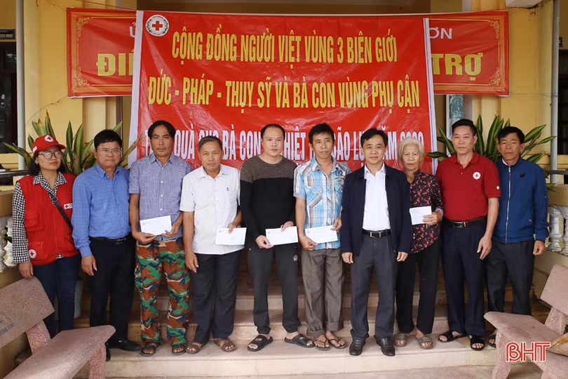 Phó Bí thư Tỉnh ủy Hà Tĩnh thăm hỏi, tặng quà người dân huyện Thạch Hà, Cẩm Xuyên