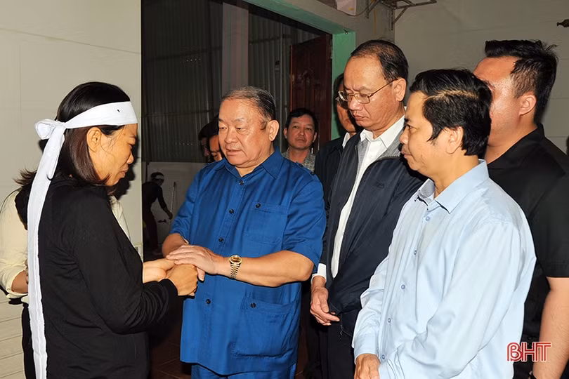 Chủ tịch Hội Nông dân Việt Nam, Đoàn ĐBQH Hà Tĩnh thăm hỏi thân nhân liệt sỹ hy sinh ở Quảng Trị