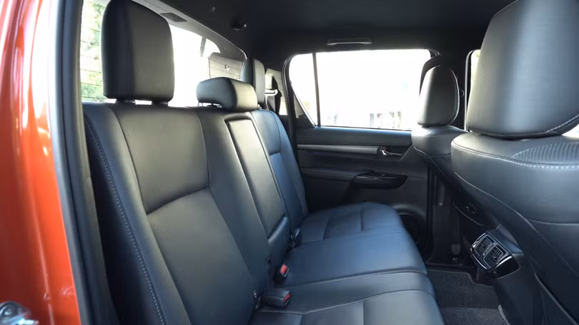 Toyota Hilux 2020: Cá tính hơn, tiện nghi hơn, thách thức Ford Ranger