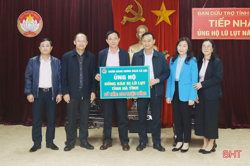 1.105 tổ chức, cá nhân ủng hộ đồng bào vùng lũ Hà Tĩnh hơn 74 tỷ đồng