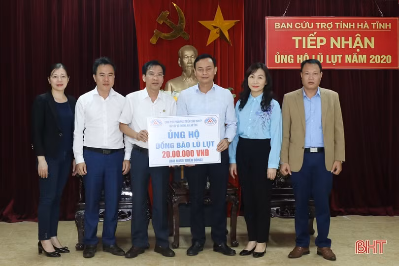 Bộ Tư pháp, các doanh nghiệp chia sẻ khó khăn với bà con vùng lũ Hà Tĩnh