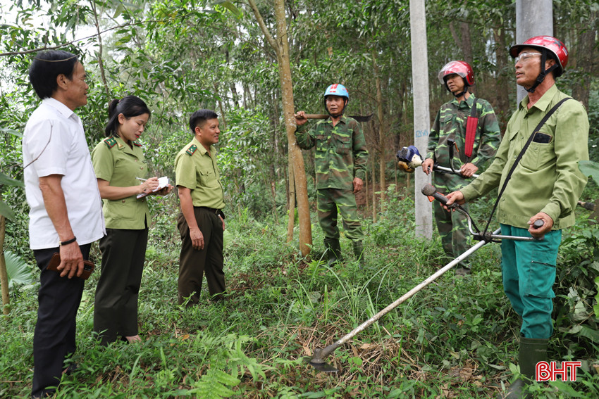 Lực lượng Kiểm lâm Hương Sơn hướng dẫn bà con thôn Tây Nam, xã Sơn Lễ khi phát quang đường băng cản lửa.