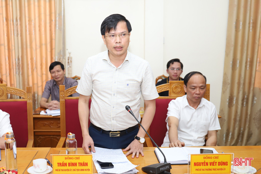 Chủ tịch UBND huyện Hương Sơn Trần Bình Thân báo cáo các nội dung trình kỳ họp lần thứ XVI HĐND huyện.