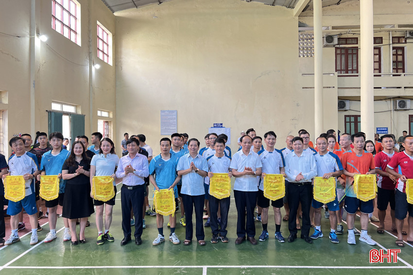 Giải đấu thu hút 9 đoàn với 54 vận động viên thi đấu 4 nội dung: Đôi nam dưới 38 tuổi, đôi nam từ 38- 50 tuổi; đôi nam trên 50 tuổi và đôi nam, nữ từ 38 – 50 tuổi. Trong ảnh: Đại biểu trao cờ lưu niệm cho các đội tham dự giải.