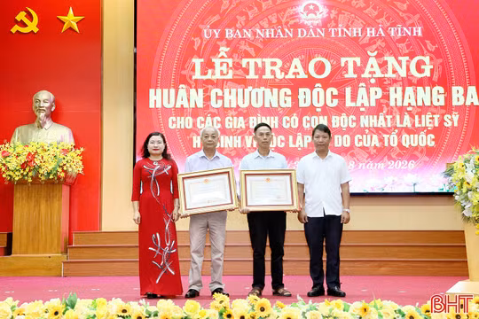 Trao Huân chương Độc lập hạng Ba cho 2 gia đình có con độc nhất là liệt sĩ