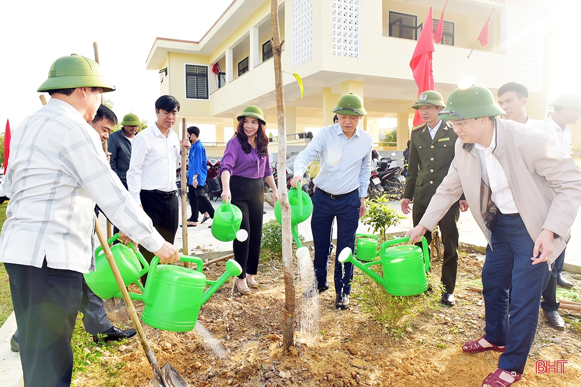 Các địa phương Hà Tĩnh sôi nổi ra quân trồng cây đầu xuân
