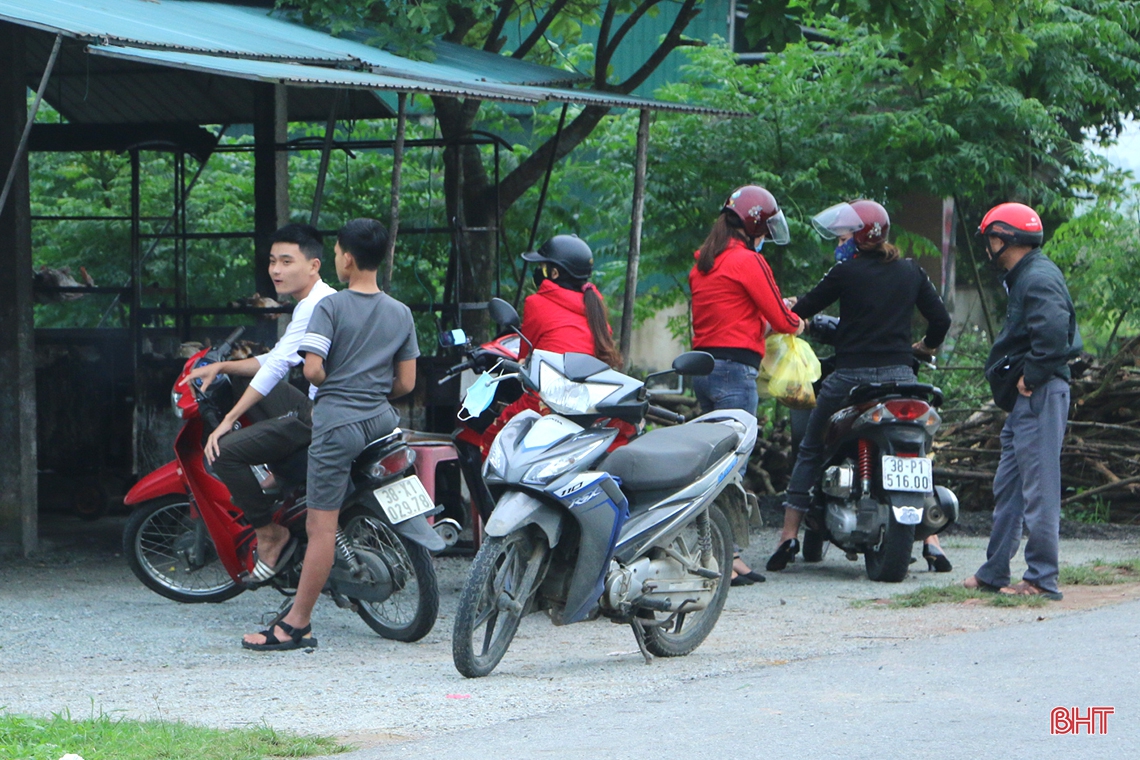 Sau 10 ngày thực hiện Chỉ thị 16, người dân Hà Tĩnh bắt đầu chủ quan việc phòng dịch Covid-19