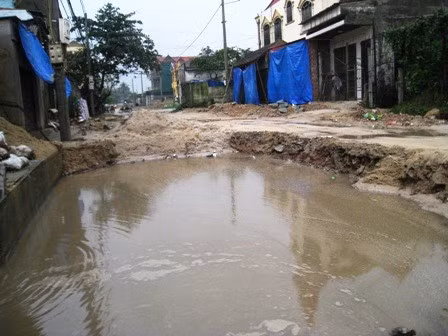 Người dân bức xúc khi phải suốt ngày qua lại trên con "sông" này Người dân bức xúc khi phải suốt ngày qua lại trên con "sông" này