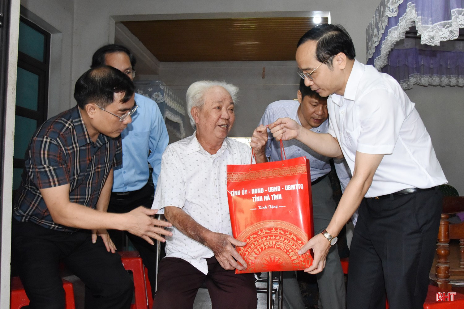 Thiếu tướng Nguyễn Xuân Thao - Giám đốc Công an tỉnh và đoàn đã tới thăm hỏi, tặng quà ông Ngô Xuân Lý (SN 1952) ở thôn Nam Xuân, xã Kỳ Văn). Ông Lý là thương binh 4/4.