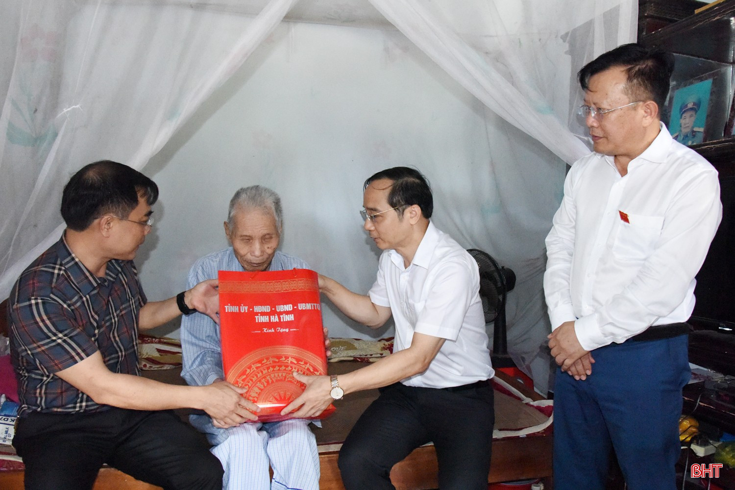 Tiếp đó, Thiếu tướng Nguyễn Xuân Thao - Giám đốc Công an tỉnh cùng đoàn đã tới thăm, tặng quà ông Hoàng Trọng Bính (SN 1937 ở thôn Kỳ Đồng, xã Kỳ Anh). Ông Bính là thương binh 75% và bệnh binh 41%.
