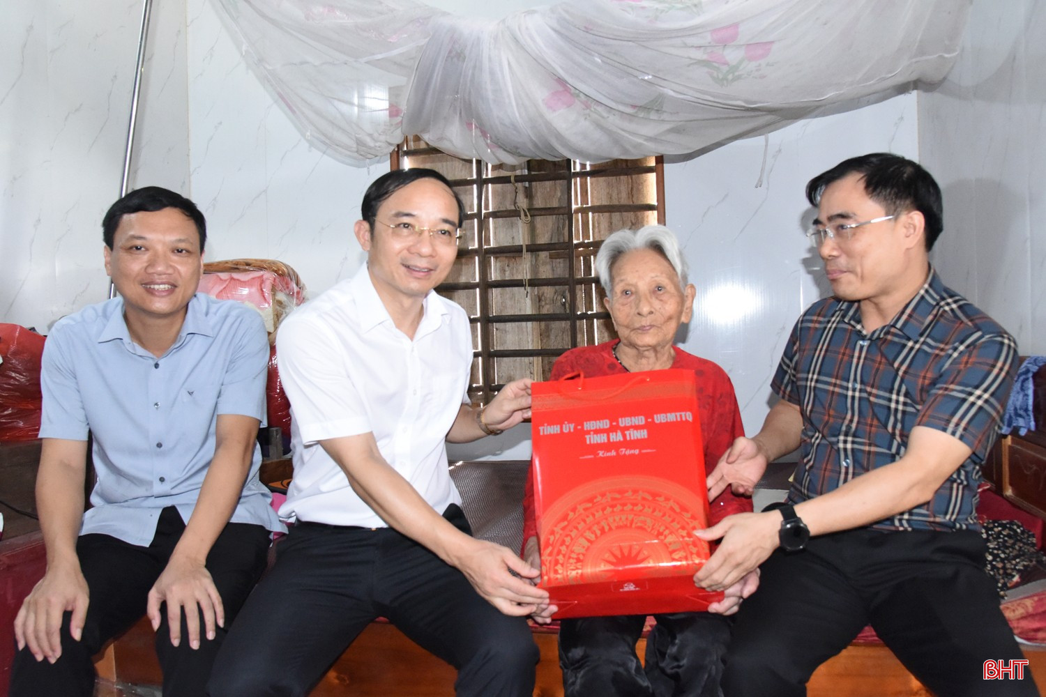 Đoàn đã đến thăm, tặng quà bà Nguyễn Thị Thảo (SN 1927) ở thôn Tân Phong, xã Kỳ Xuân. Bà Nguyễn Thị Thảo là mẹ liệt sỹ.