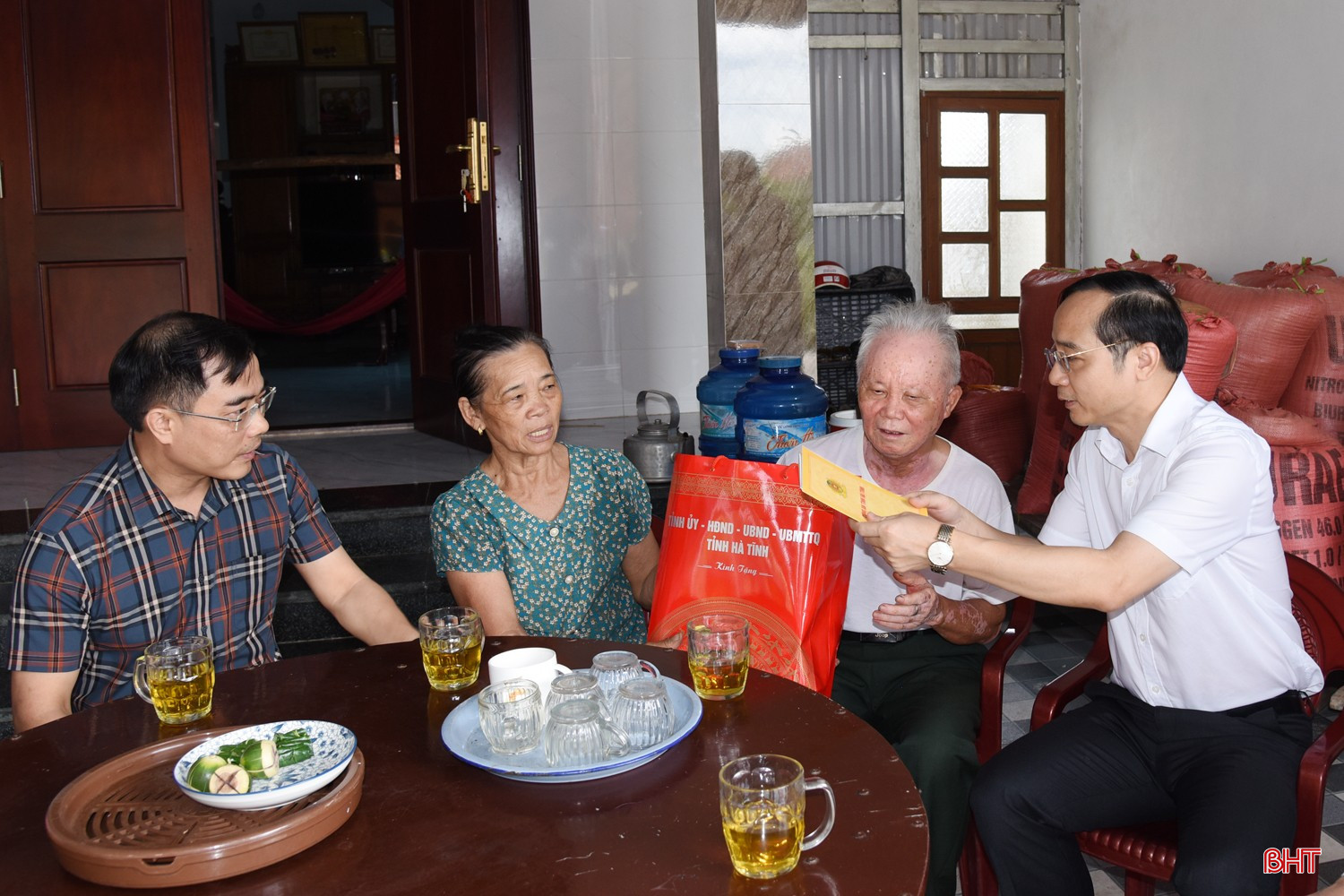 Thiếu tướng Nguyễn Xuân Thao - Giám đốc Công an tỉnh thăm, tặng quà ông Lương Đình Niêm (SN 1951) ở thôn Tân Thọ, xã Kỳ Khang. Ông Niêm bị nhiễm chất độc hoá học, tỷ lệ 81%.