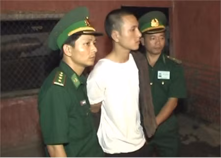 Đối tượng Nguyễn Tiến Tùng bị lực lượng trinh sát Đồn Biên phòng 563 bắt quả tang tàng trữ trái phép chất ma túy