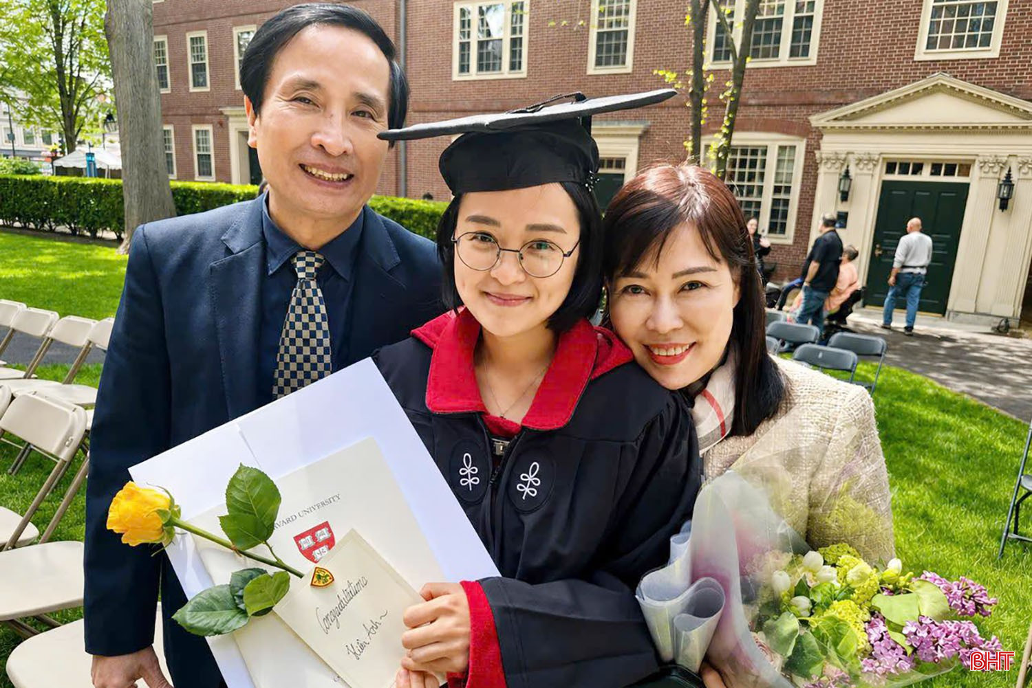 bqbht_br_ngay-tot-nghiep-dai-hoc-harvard-cua-con-gai.jpg