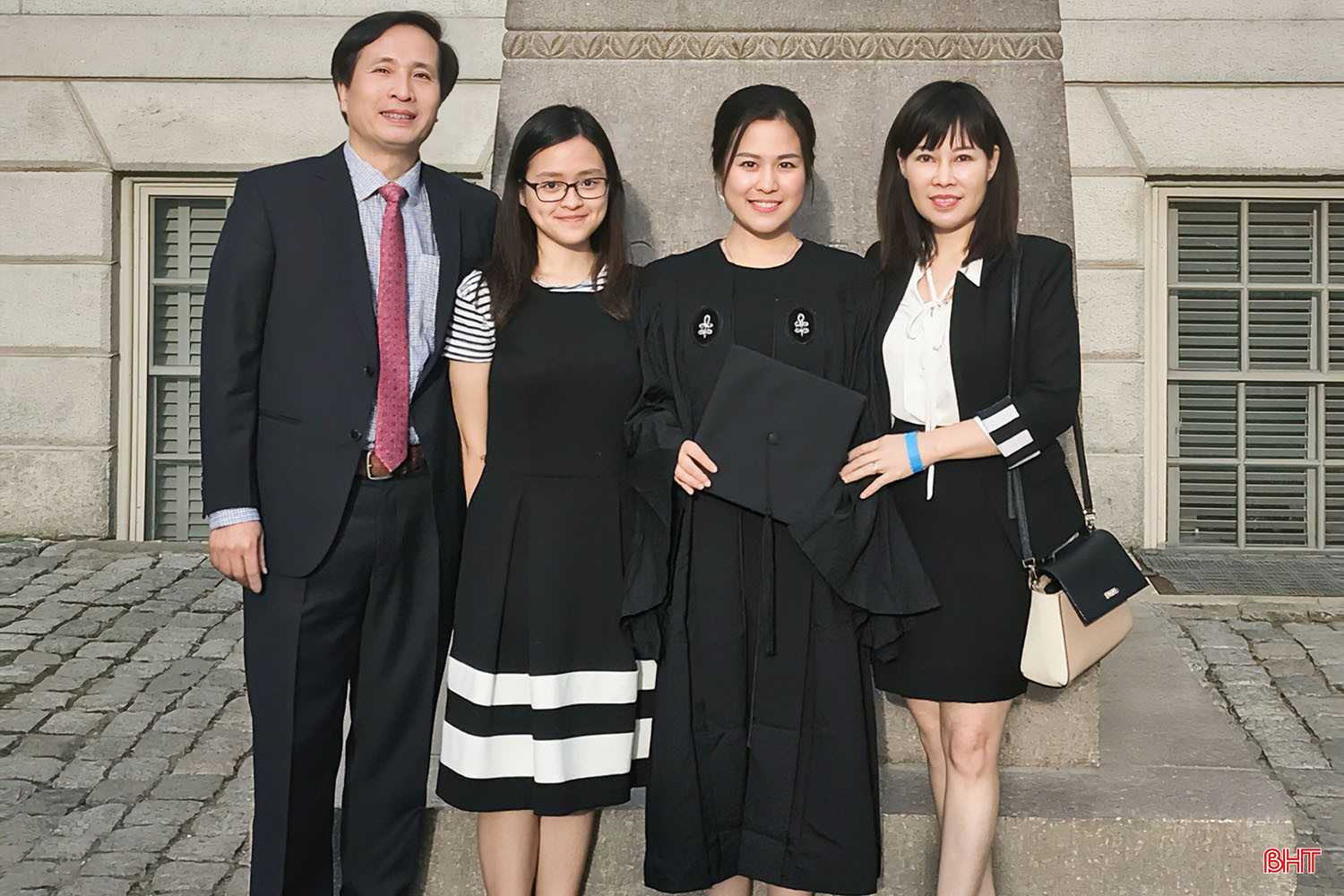 bqbht_br_gia-dinh-dau-tien-tai-viet-nam-co-2-con-dat-hoc-bong-truong-dai-hoc-harvard.jpg