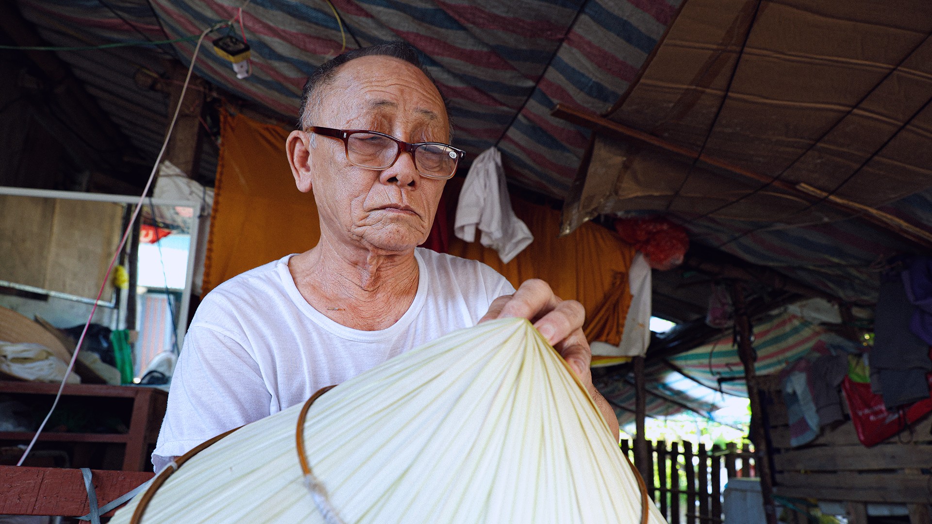 Tôi vẫn thường chú ý nhất đến những đường khâu. Người làm nón khéo phải biết khâu lấn chỉ, giấu những mối nối vào bên trong để chiếc nón vừa chắc chắn, vừa đẹp mắt. Nón Đan Du có nét riêng ở cách làm nhiều lớp lá, khâu dày và kỹ. Đó cũng là điều mà người thợ chúng tôi luôn cố gắng gìn giữ.