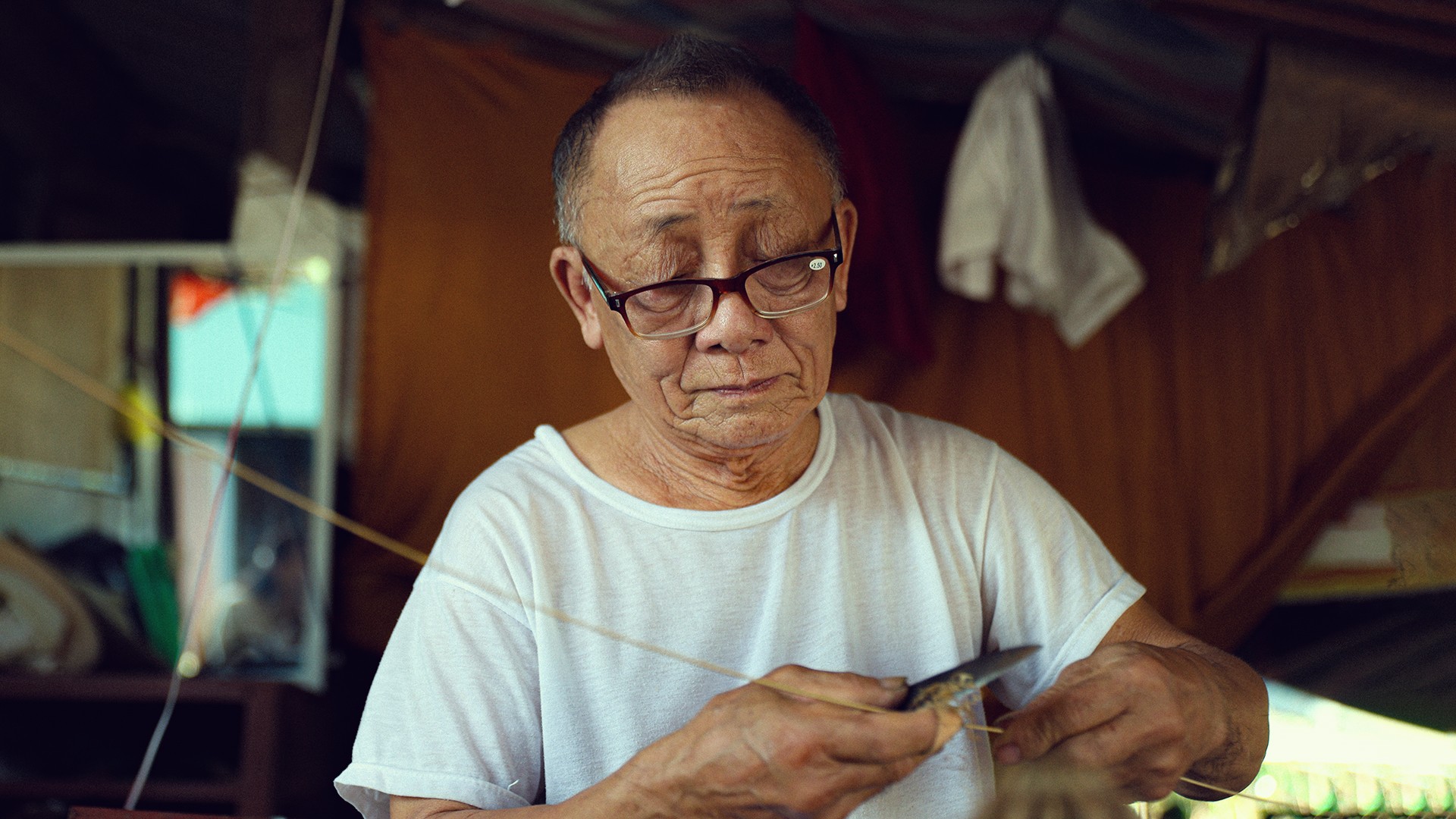 Ngày ấy, để học hỏi thêm kinh nghiệm làm nón, cha tôi đã lặn lội vào tận Quảng Trị, tìm hiểu cách người dân nơi đây chọn lá, tạo khuôn, khâu nón. Trở về quê, cha áp dụng những kỹ thuật học được vào từng chiếc nón của gia đình. Những kinh nghiệm ấy sau này cũng được truyền dạy lại cho tôi, từ cách chọn nguyên liệu đến từng đường kim, mũi chỉ.