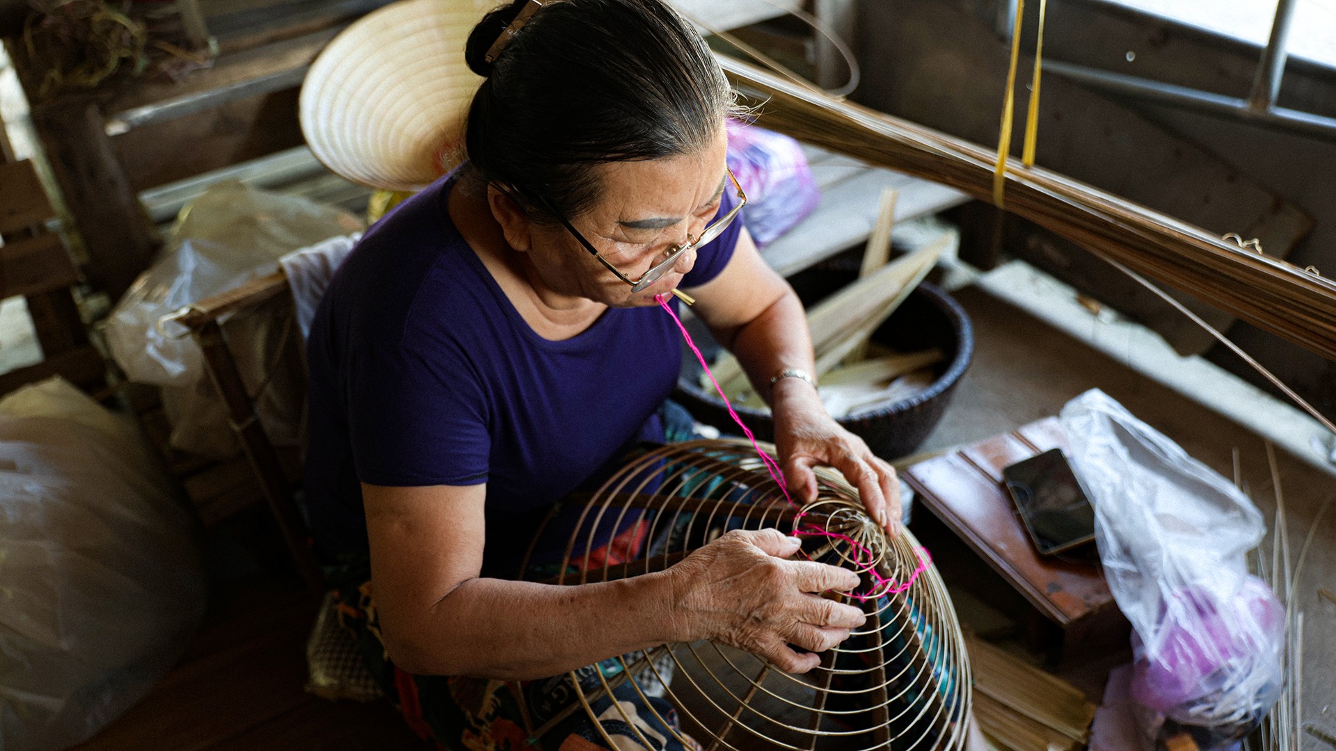 Suốt những năm tháng gắn bó với nghề, tôi còn có sự đồng hành của vợ. Những lúc rảnh rỗi, bà lại ngồi bên phụ giúp. Người làm việc này, người lo việc khác, cứ thế hai vợ chồng cùng nhau duy trì công việc đã gắn bó hàng chục năm qua.