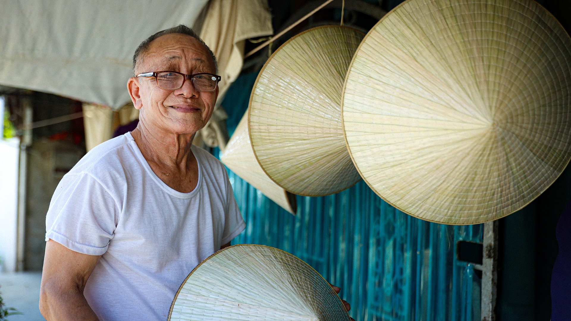 Trải qua biết bao thăng trầm, giờ đây dù tuổi đã cao, đôi tay không còn nhanh nhẹn như trước, tôi vẫn muốn tiếp tục công việc quen thuộc này. Bởi với tôi, giữ nghề không chỉ là giữ một kế sinh nhai, mà còn là gìn giữ những truyền thống cha ông truyền lại, để nghề làm nón Đan Du sống mãi với thời gian.